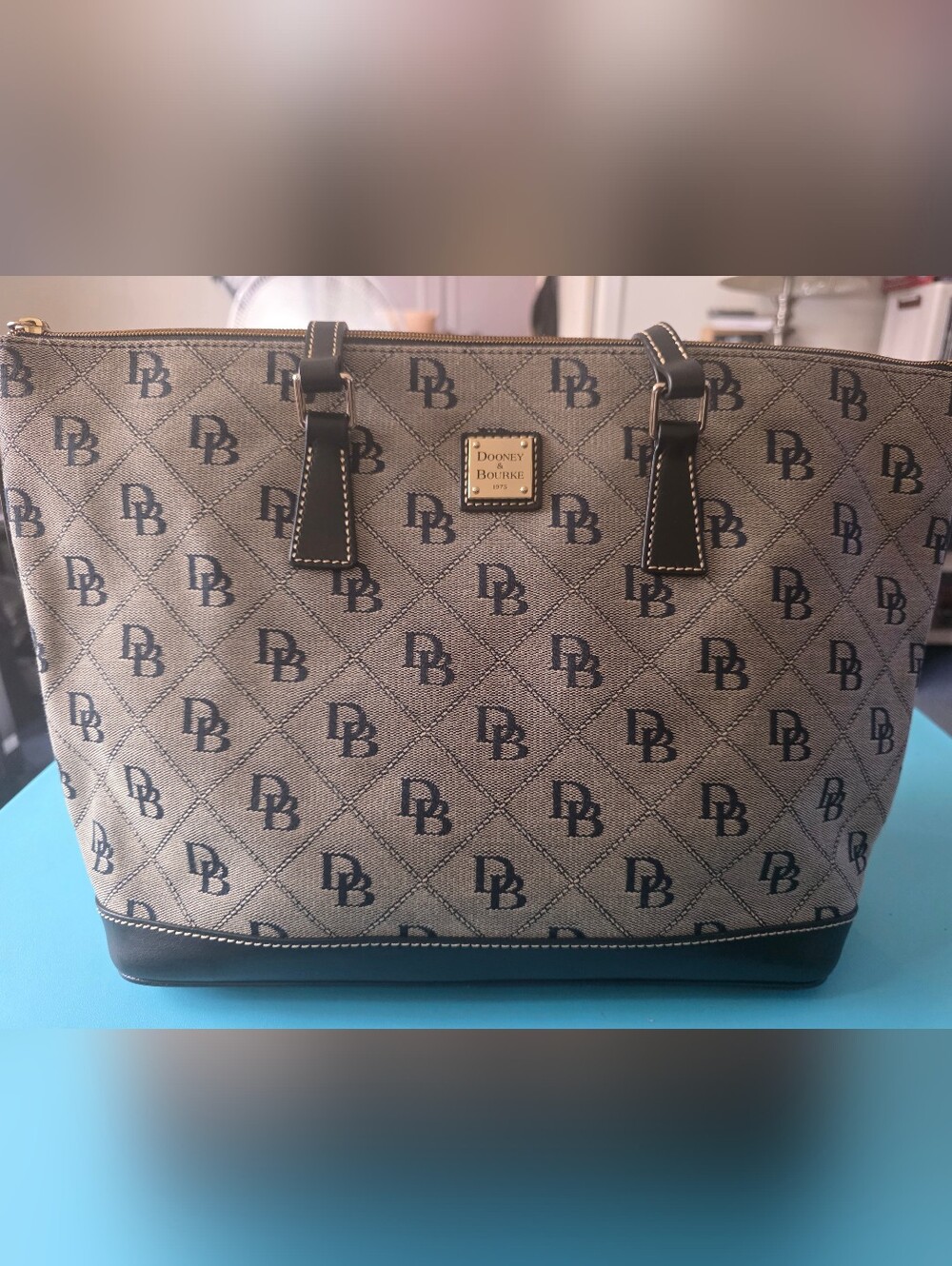 Dooney and Bourke Chelsea Monogram Shoulder Handbag. Sz: 17" x 11"